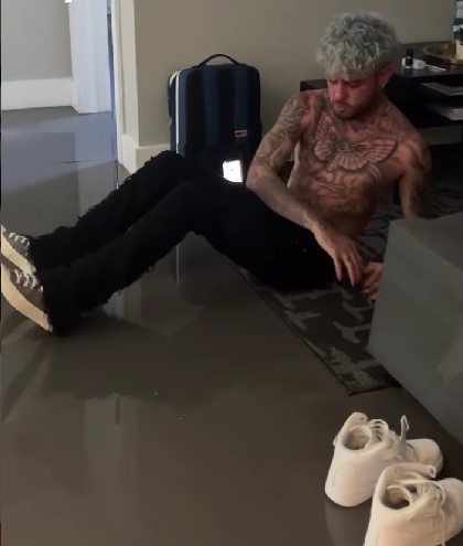 Dalex doing workout at home