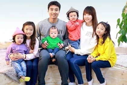 Lee Soo Jin with her husband and kids