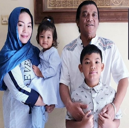 Didi Kempot along with his wife, Yan Vellia & children
