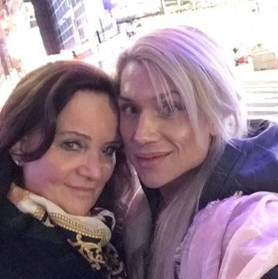 Julia Föry with her mother Desiree Foery