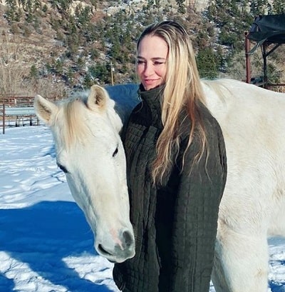 Cheryl Hunter back at her hometown with her horse