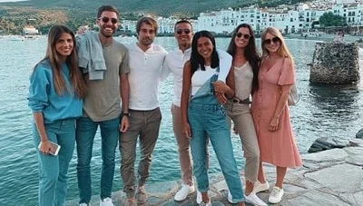 Júlia Vigas and her friends while traveling