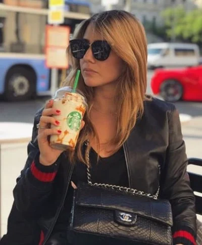 Júlia Vigas drinks Starbucks coffee