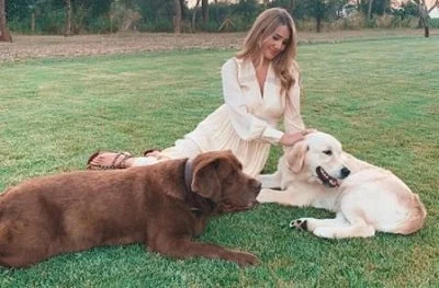 Júlia Vigas has pet dogs