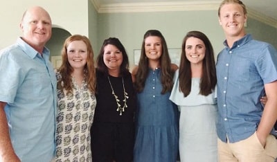 Makenze Evans pictured alongwith hr whole family