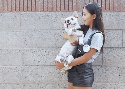 Nava Rose has a dog named Oliver Butter