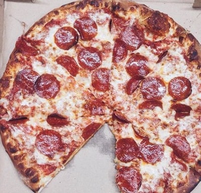 Nava Rose loves to eat pizza