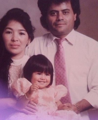 Yris Palmer along with her parents