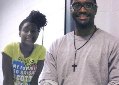 Brandon Bernard with his daughter for the last time