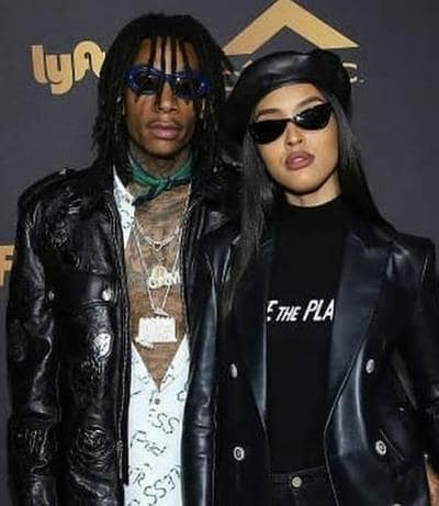 Izabela Guedes photographed with Wiz Khalifa during an award ceremony