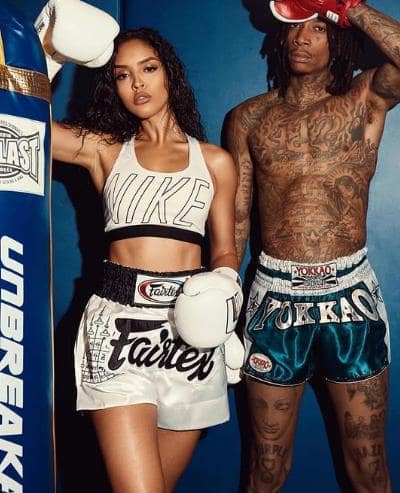Izabela Guedes posing with Wiz Khalifa for a photoshoot