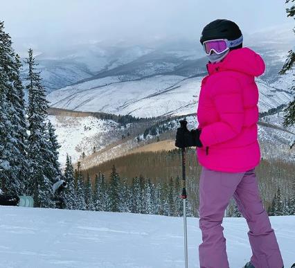 Victoria Baldesarra surfing at the snowy mountain