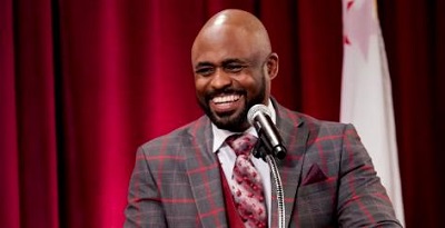 Diana Lasso's first husband Wayne Brady playing the role of a host in There's nothing to say