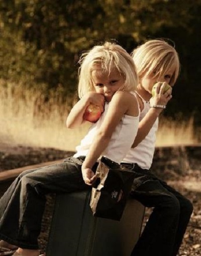 Kesley LeRoy sharing her photo with her younger sister Resse LeRoy wikicelebs