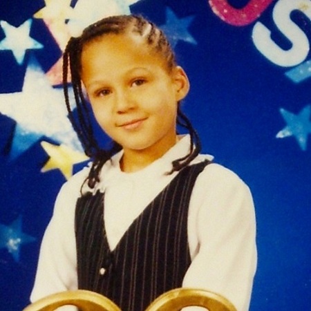 Megan Bowen's click photo in her school dress