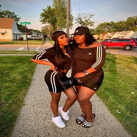 Semaj Lesley clicked photo with her mother