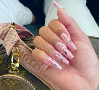 Blanca Garcia loves to do nail art