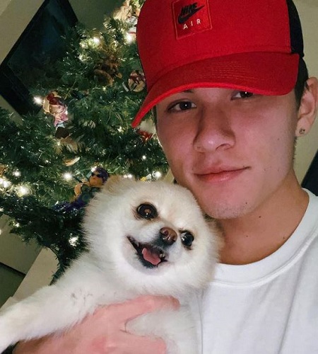 Carter Reynolds has a pet dog