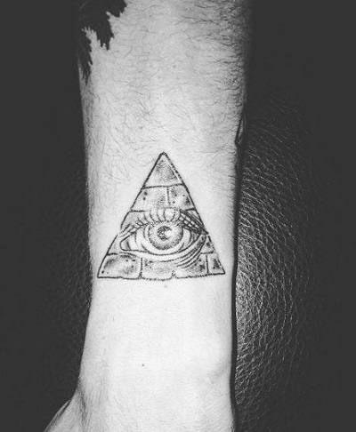 Carter Reynolds has a tattoo