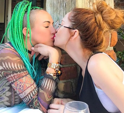 Jenna King kissing her friend