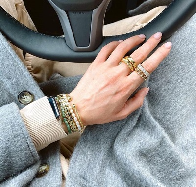 Allana Davison loves Jewelry