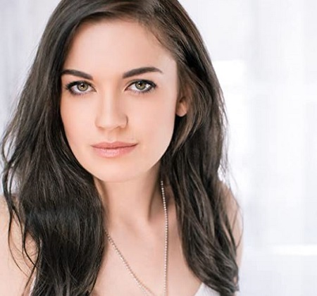Julia Maxwell date of birth is April 29, 1989