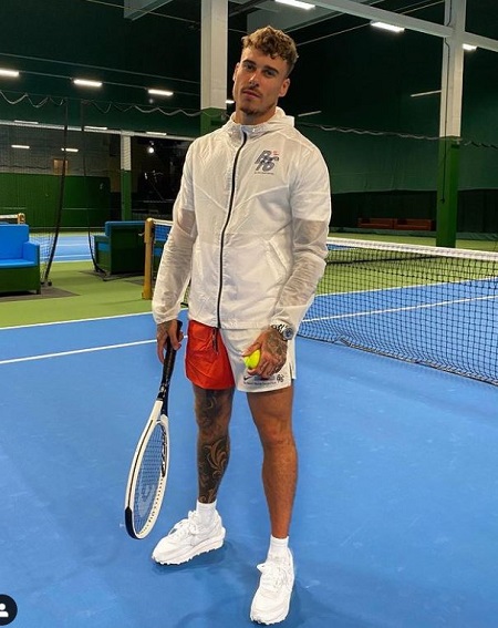 Kori Sampson plays tennis