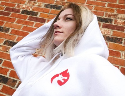 Kruzadar promoting her merch