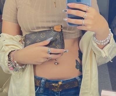 Lina Goldi has a navel piercing