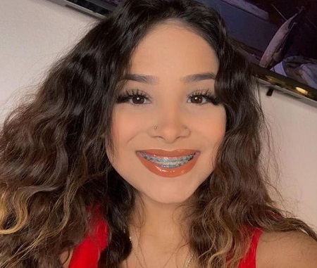 Lina Goldi has braces