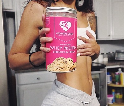 Macaiyla while promoting product