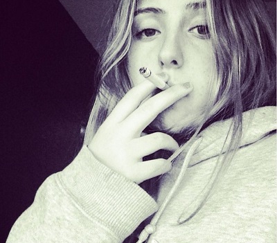 Rocio Flores occasionally do smoking