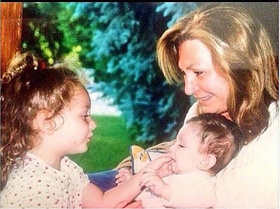 Rocio Flores old picture with her mother and siblings