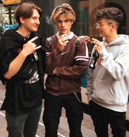 Tobi You with his friends McDonalds Gutschein and Riano