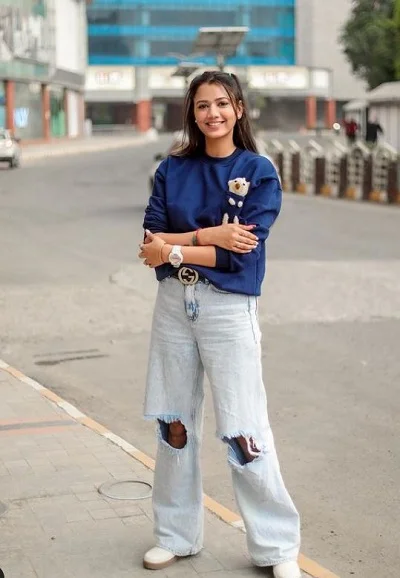 Saloni Mittal height is 5 feet 6 inches