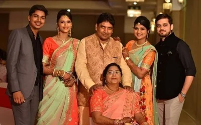 Saloni Mittal with her mom Salini Mittal, dad Avinash Mittal and other family members