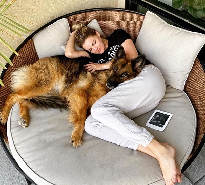 Nikki Ferrell with her pet dog