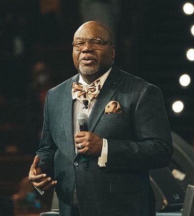 Serita Jakes's age is 66 years