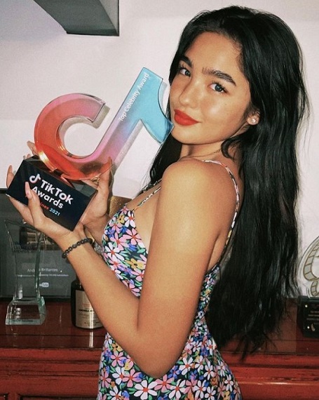 Andrea Brillantes with her award for best tiktok celebrity