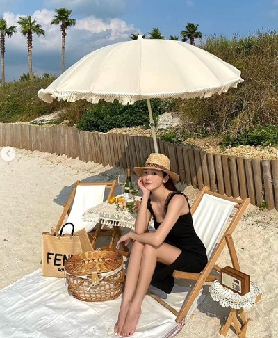 Jessica Jung enjoying on beach