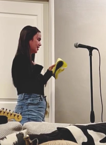 Kim Domingo singing her song