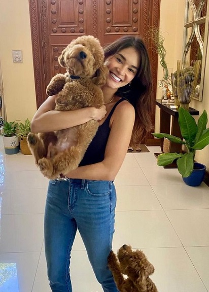 Pia Wurtzbach with her dogs