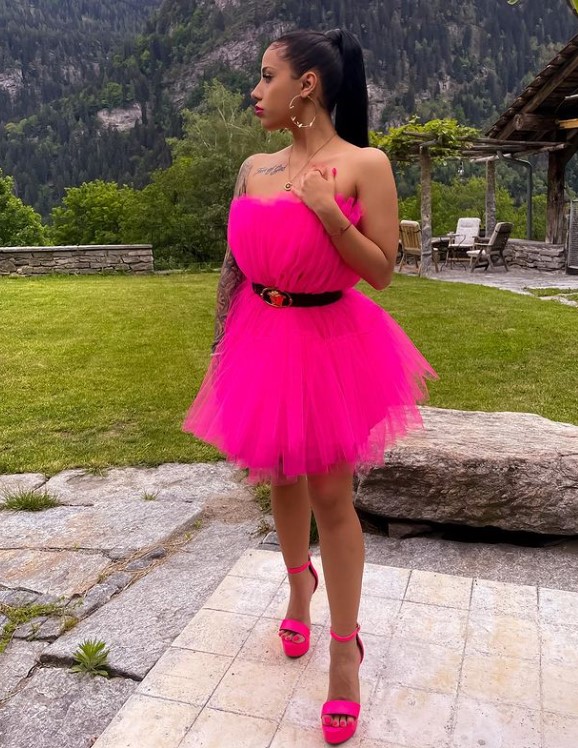 Melba Monti is 5 ft 8 in tall