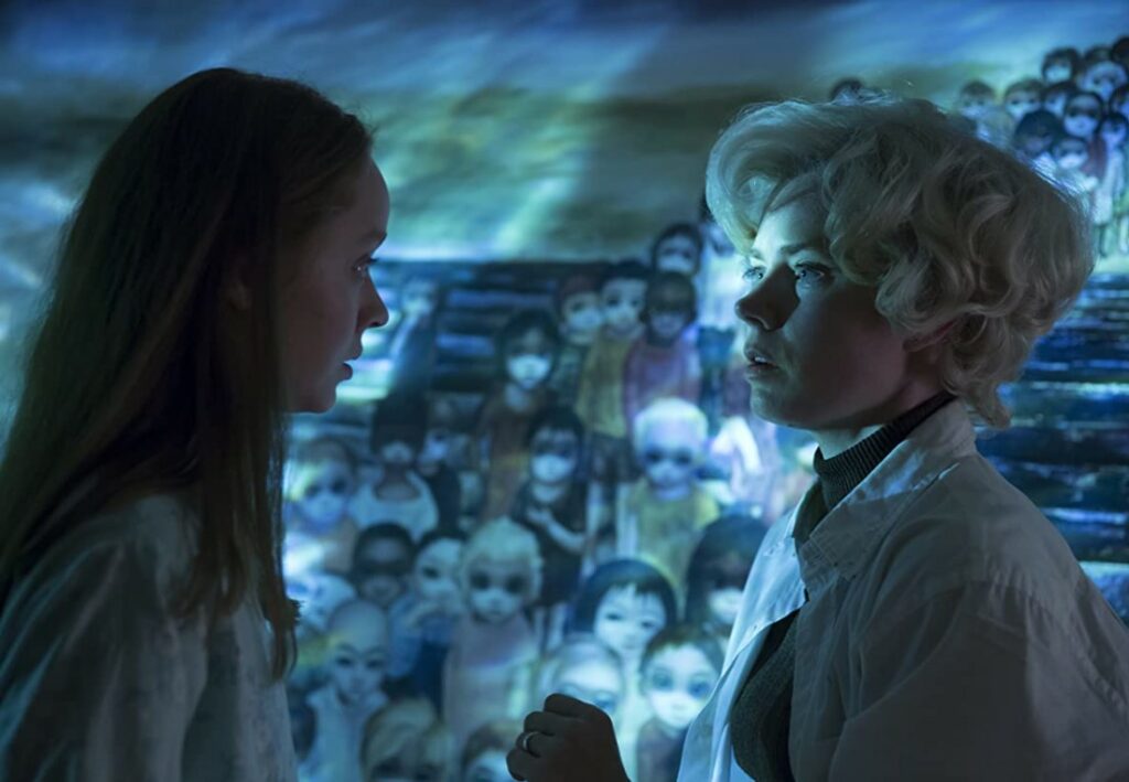Madeleine Arthur and Amy Adams in Big Eyes