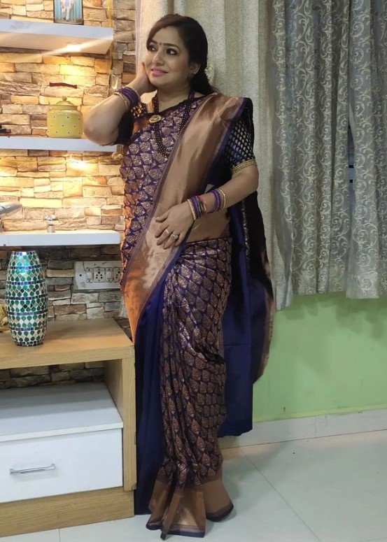 Minnal Deepa's height is 5 ft 5 in
