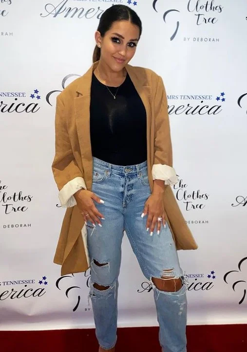 Stephanie Nicole Clark likes modeling