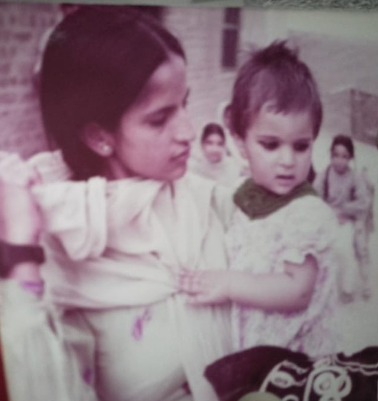 Amber Nosheen's childhood picture with her mother