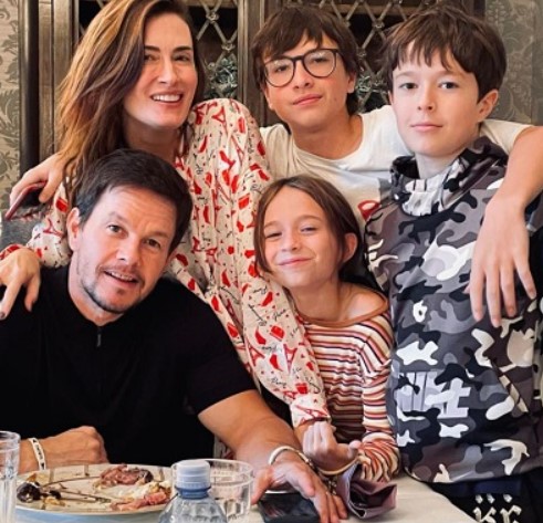 Rhea Durham with her husband Mark Wahlberg and her kids