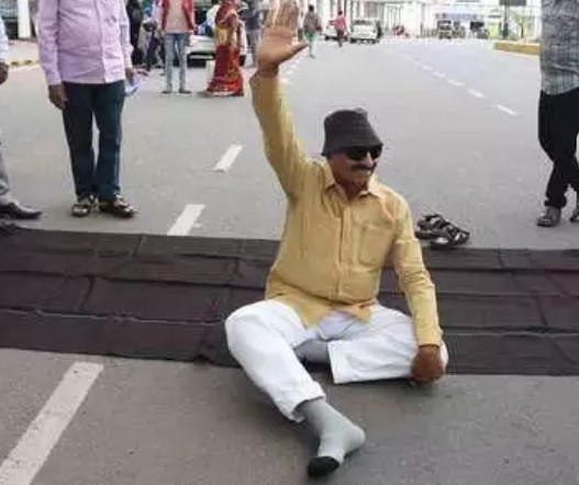 Vatal Nagaraj protests against holding SSLC exams