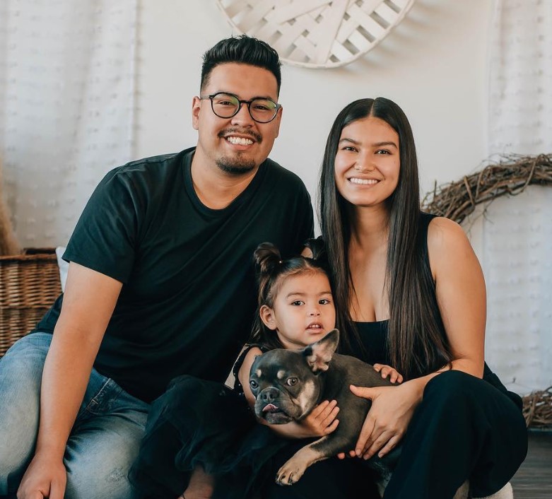 Alyssa Wapanatâhk with Kieran (husband) and daughter (Wâpakwaniy)